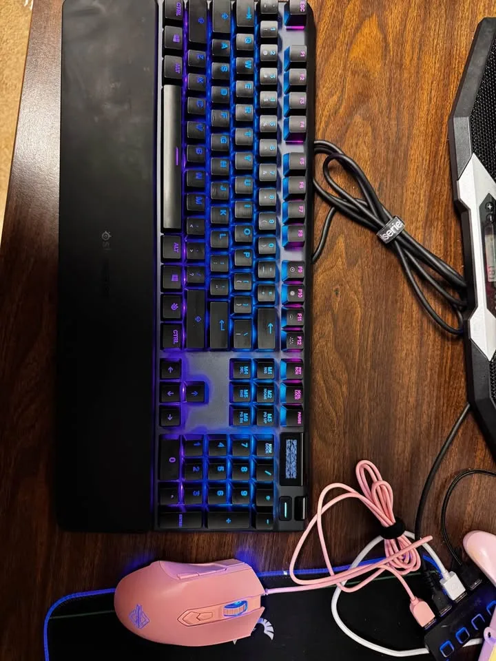 Keyboard Apex 5 and a pink gaming mouse image indicator(3)
