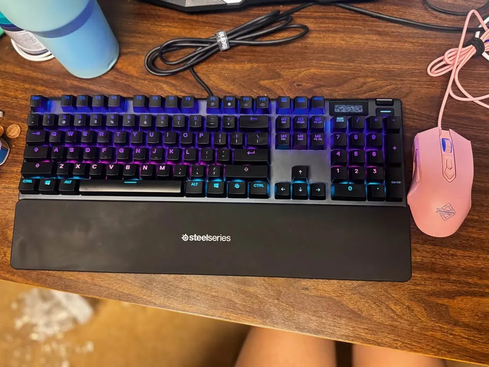 Keyboard Apex 5 and a pink gaming mouse image indicator(4)