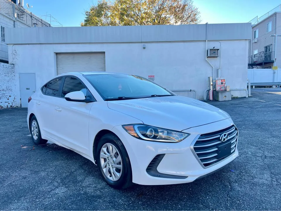 2017 Hyundai Elantra · SE Sedan 4D image indicator(2)