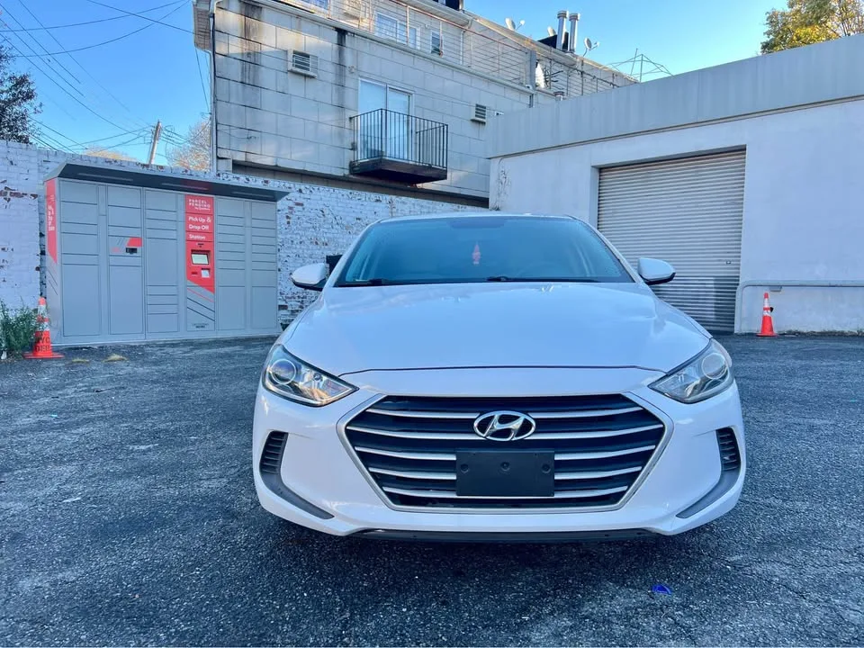 2017 Hyundai Elantra · SE Sedan 4D image indicator(3)