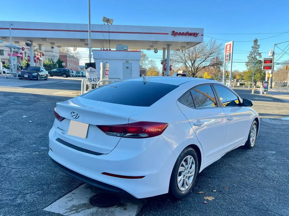 2017 Hyundai Elantra · SE Sedan 4D image indicator(4)