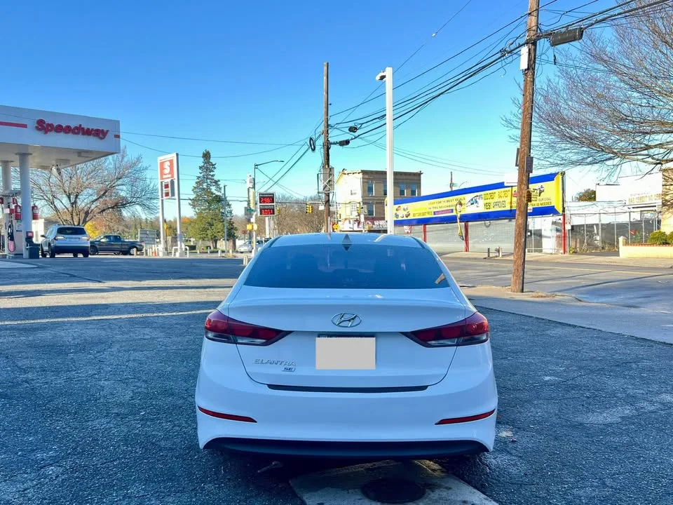 2017 Hyundai Elantra · SE Sedan 4D image indicator(5)