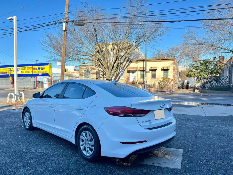 2017 Hyundai Elantra · SE Sedan 4D image indicator(6)