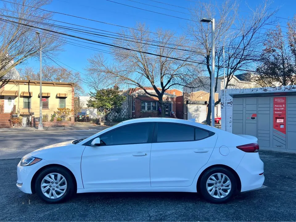 2017 Hyundai Elantra · SE Sedan 4D image indicator(7)