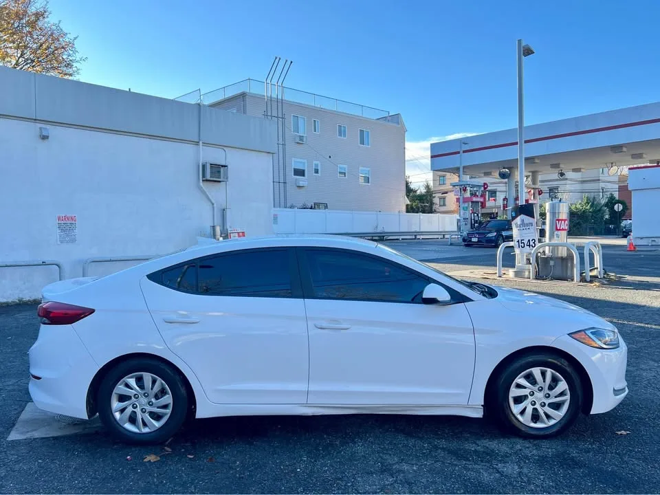 2017 Hyundai Elantra · SE Sedan 4D image indicator(8)