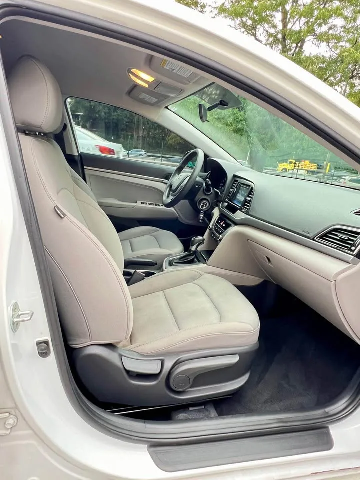 2017 Hyundai Elantra · SE Sedan 4D image indicator(9)