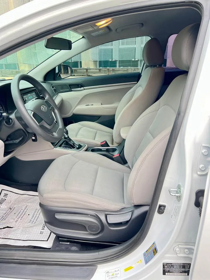 2017 Hyundai Elantra · SE Sedan 4D image indicator(10)