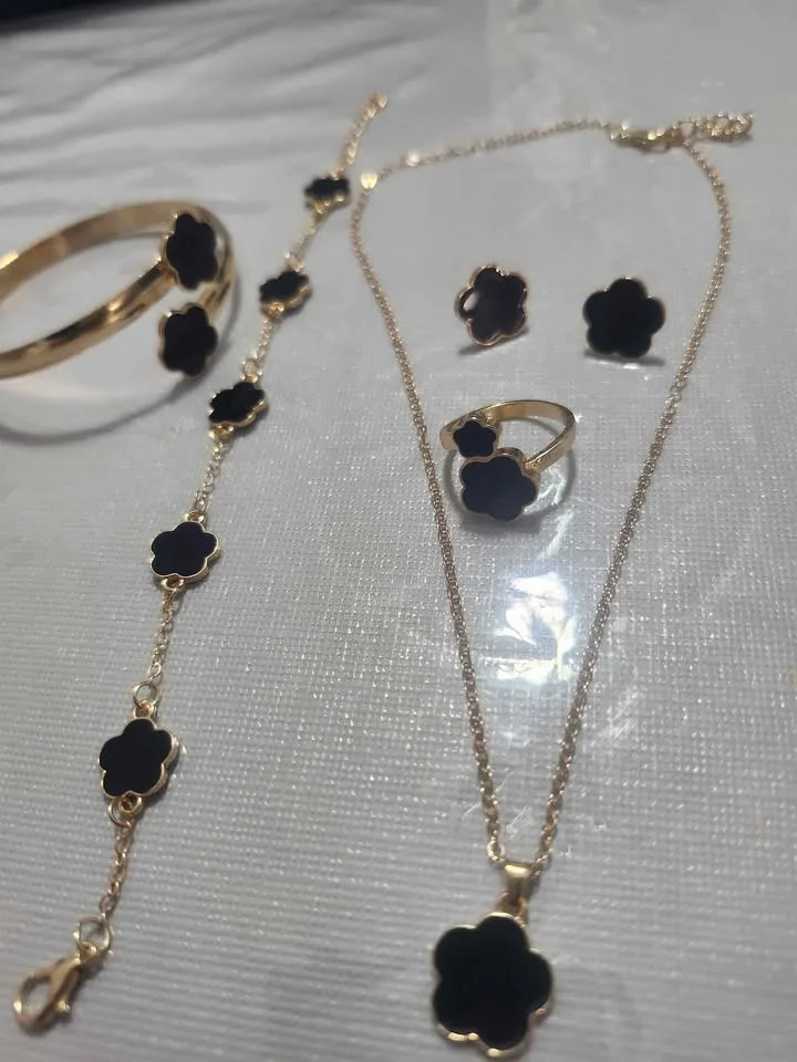 🌸 5pcs Lucky Flower Jewelry Set – with small gift bag image indicator(4)