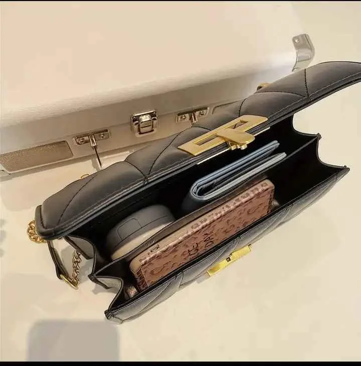 Sales.! Quilted chain handbag image indicator(6)