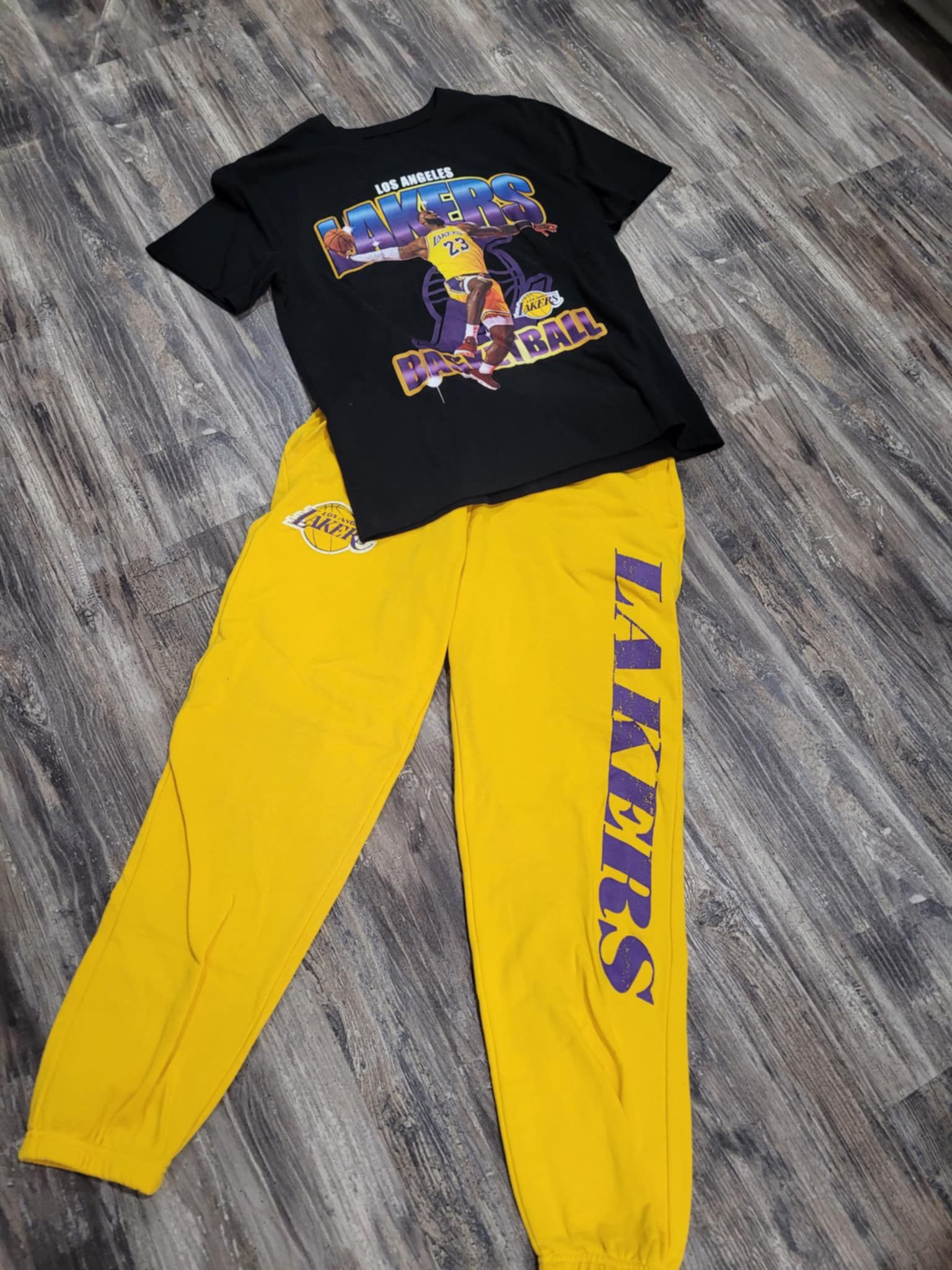 Set Of NBA Los Angeles Lakers Sweatpants & Lebron James Shirt Ad
