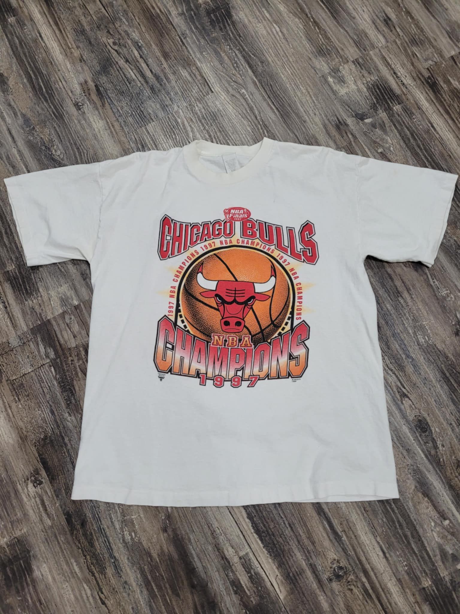 Vintage 1997 NBA Champions Chicago Bulls White Shirt XL