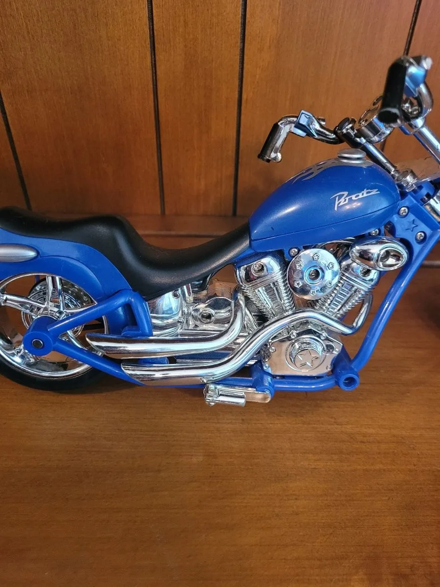 Vintage BRATZ Dolls Blue Motorcycle Chopper Bike Toy - Rare! image indicator(2)