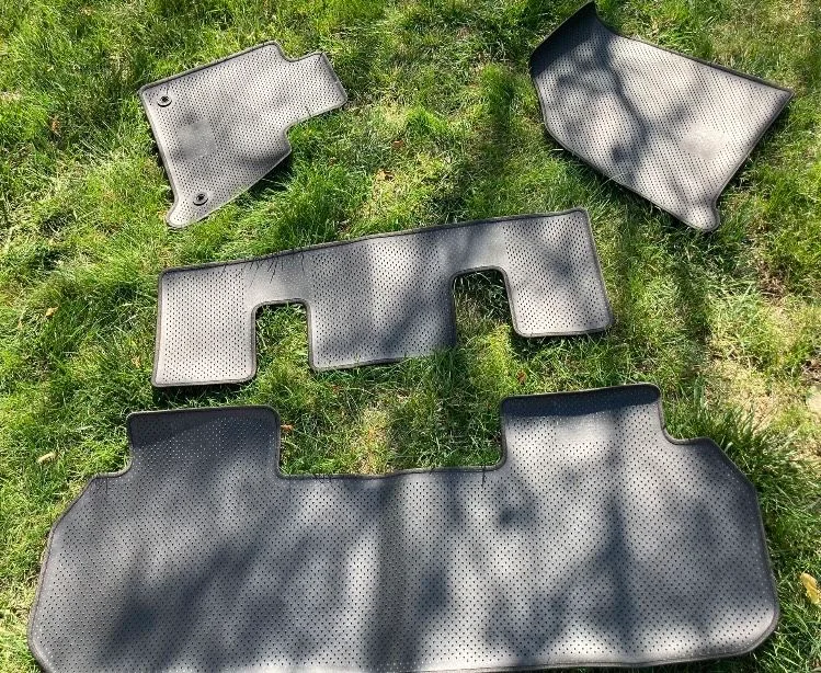 Chevy Traverse/Enclave Carpet Kit - Brand New! image indicator(3)