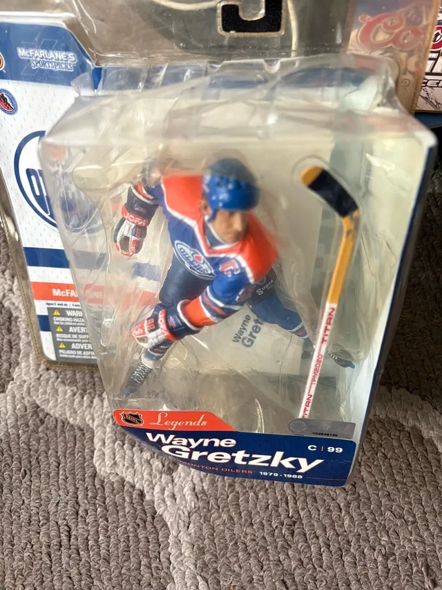 McFarlane Wayne Gretzky Figurine image indicator(3)