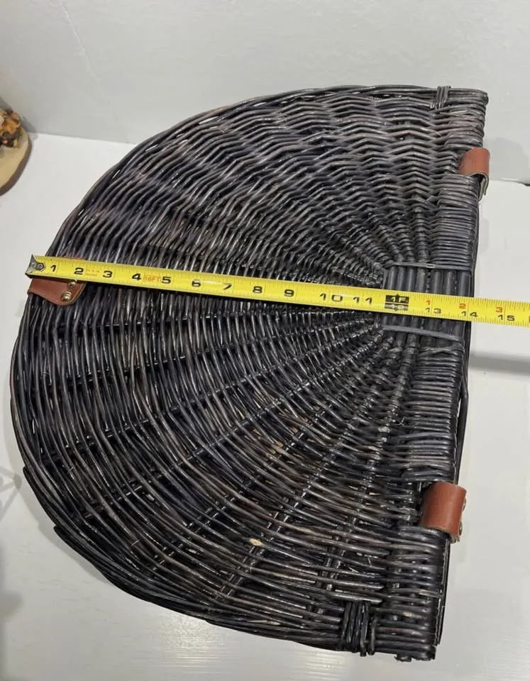 Vintage Wicker Picnic Basket for 4 image indicator(3)