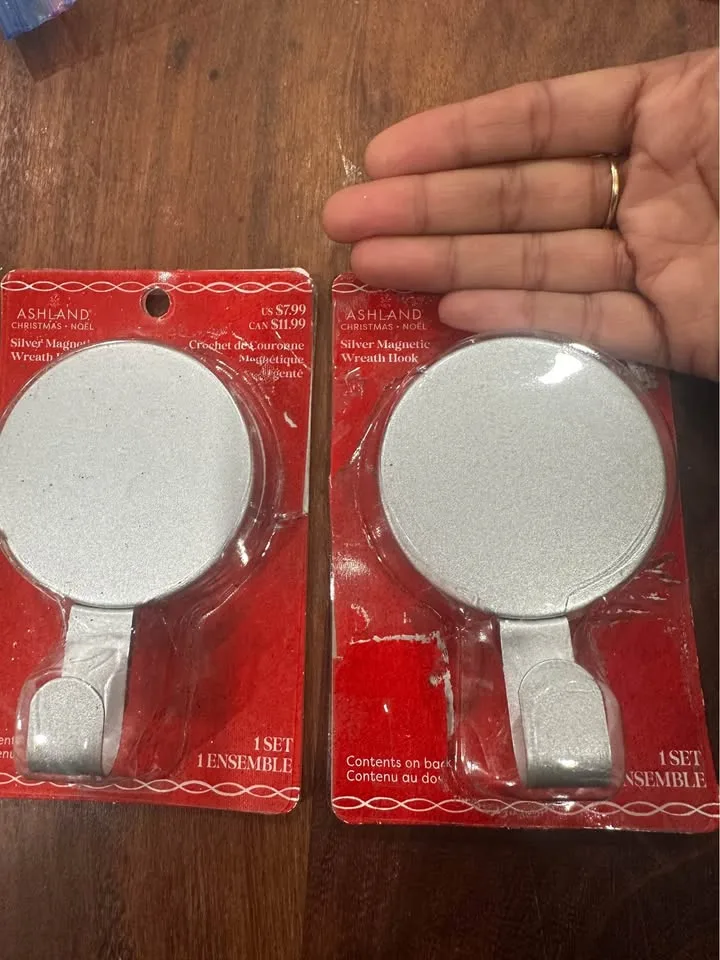 Silver Magnetic wreath holders/ hook image indicator(2)
