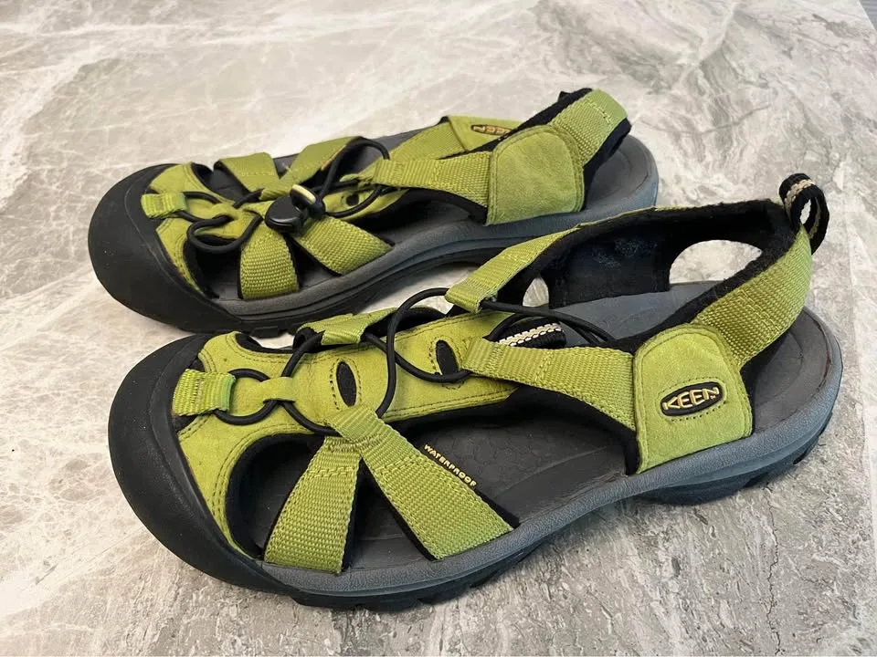 Keens Women’s Shoes, size 10 image indicator(2)