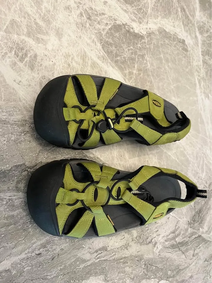 Keens Women’s Shoes, size 10 image indicator(4)