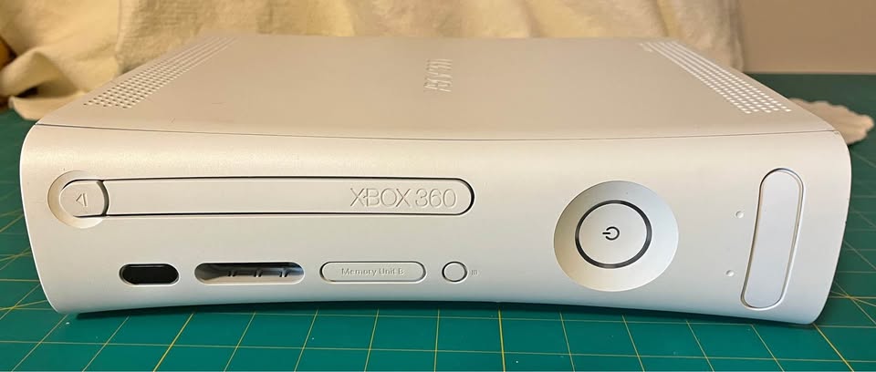 Xbox 360 (2008, HDMI) - Powers On - For Parts