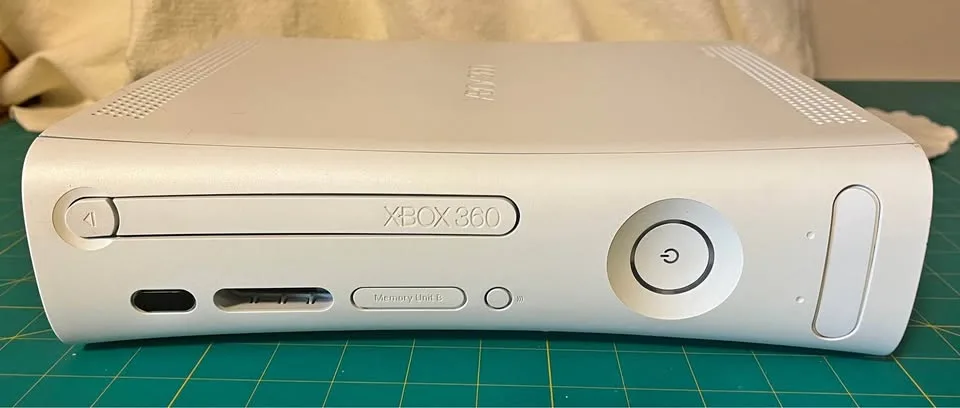 Xbox 360 (2008, HDMI) - Powers On - For Parts