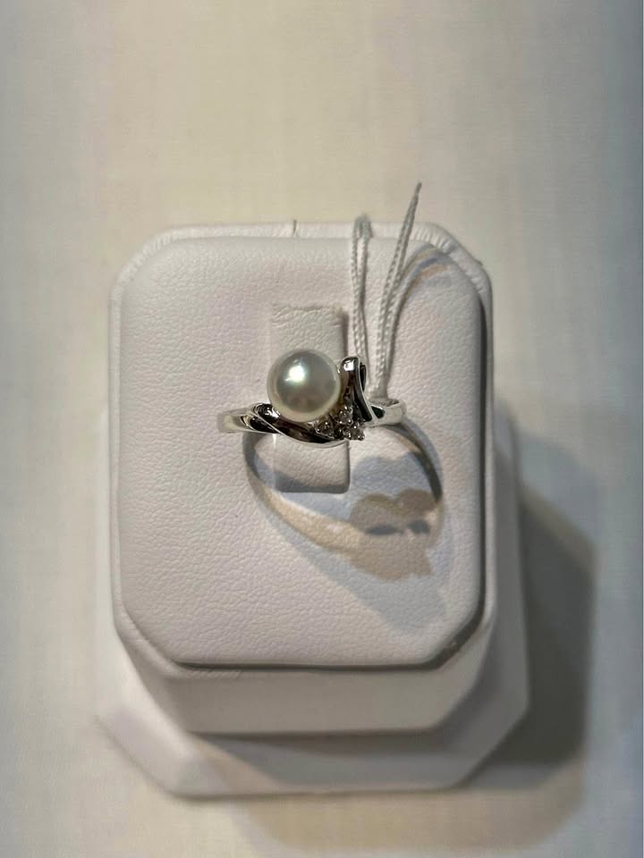 18k White Gold Pearl and Diamond Ring - Size 6 3/4