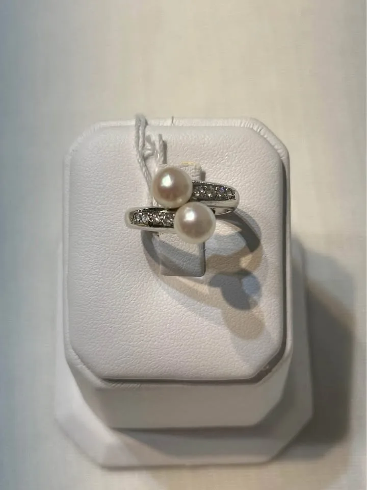 18k White Gold Double Pearl and Diamond Ring - Size 5 1/2 image indicator(2)
