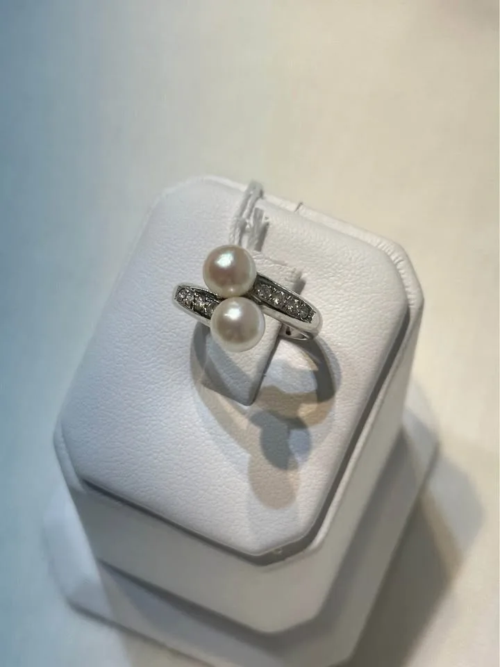 18k White Gold Double Pearl and Diamond Ring - Size 5 1/2 image indicator(4)