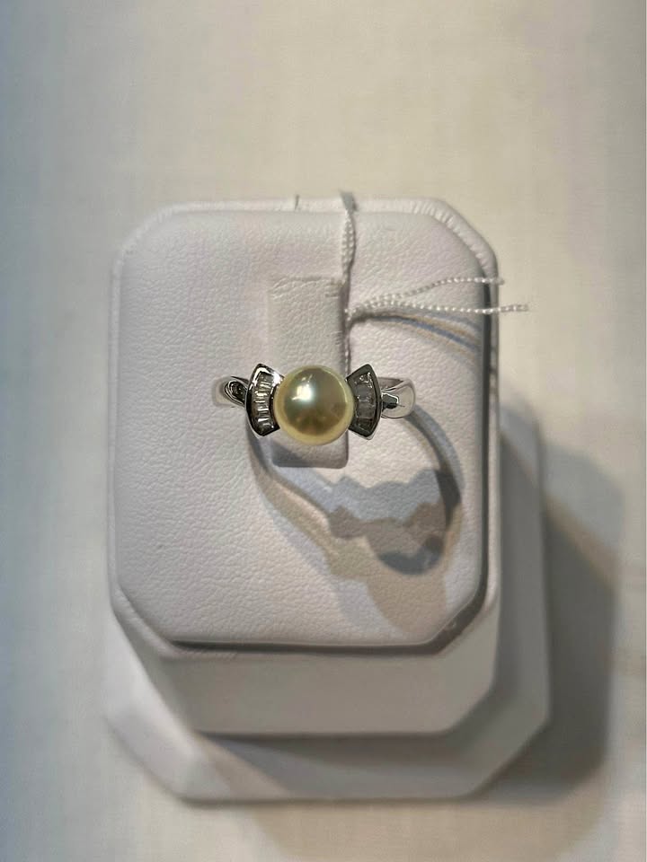 18k White Gold Pearl and Diamond Ring - Size 7