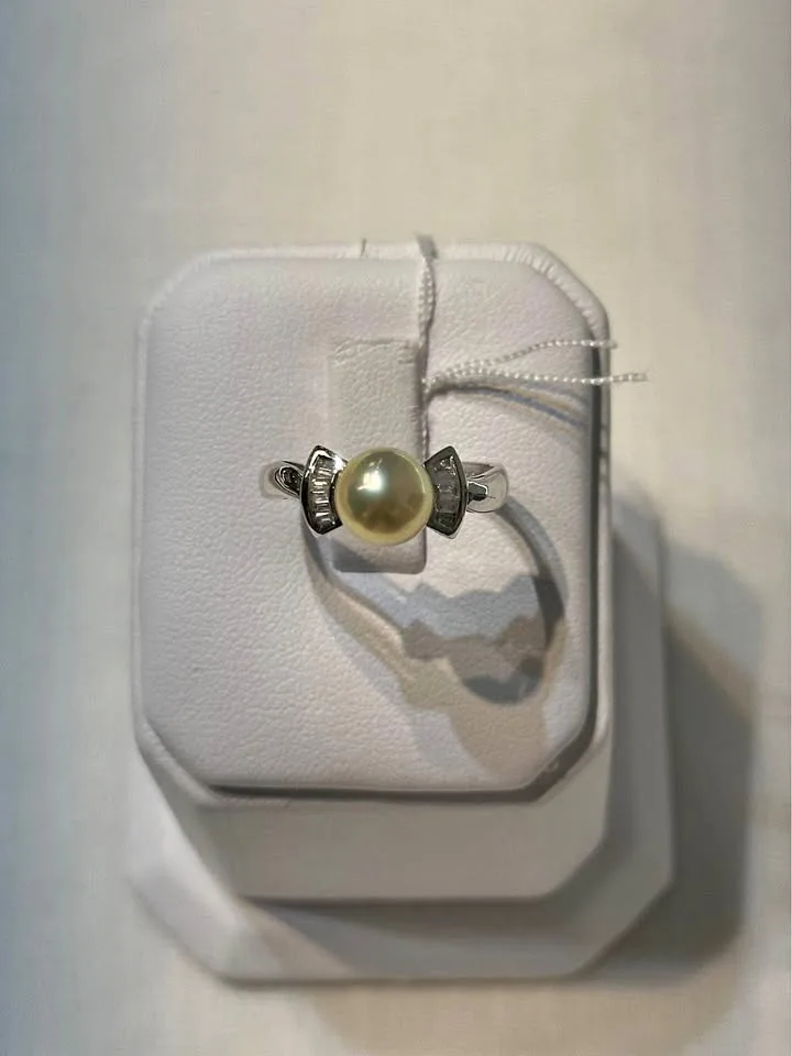 18k White Gold Pearl and Diamond Ring - Size 7 thumbnail