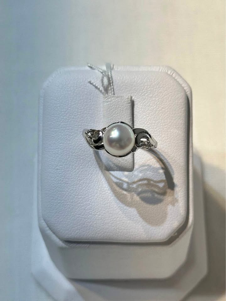 18k White Gold Pearl and Diamond Ring - Size 6 1/2
