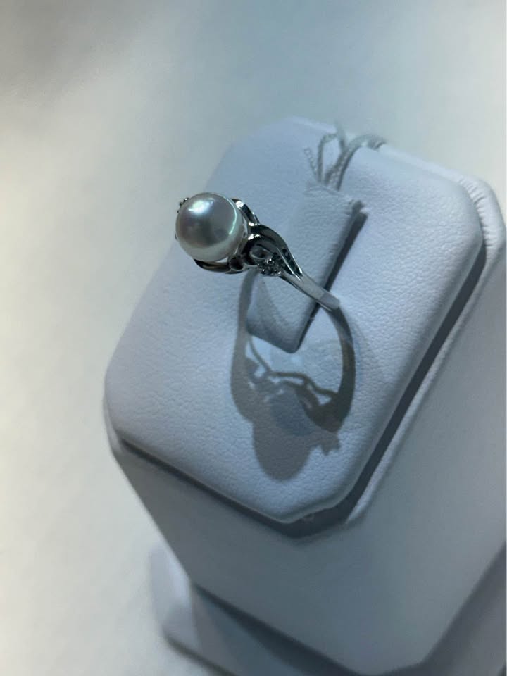 18k White Gold Pearl and Diamond Ring - Size 6 1/2 - photo 3