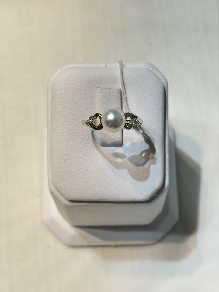 18k White Gold Pearl and Diamond Ring - Size 6 3/4