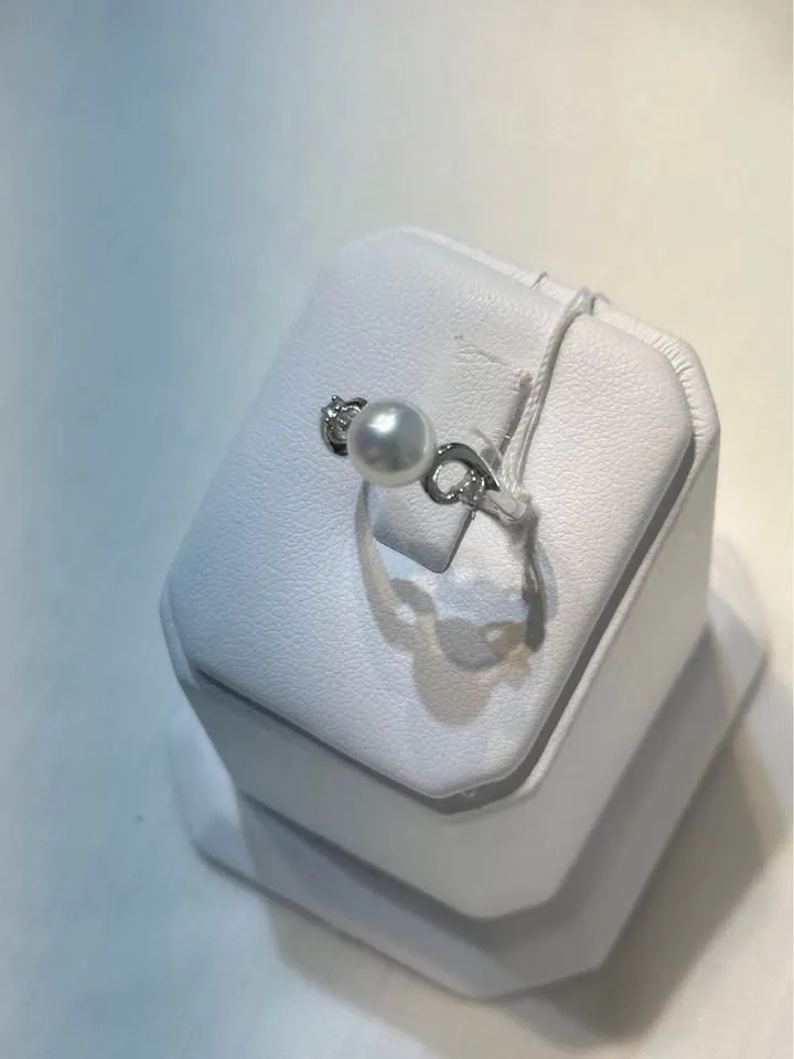 18k White Gold Pearl and Diamond Ring - Size 6 3/4 image indicator(3)