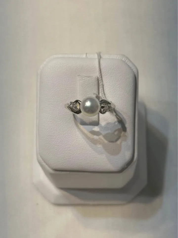 18k White Gold Pearl and Diamond Ring - Size 6 3/4 image indicator(4)