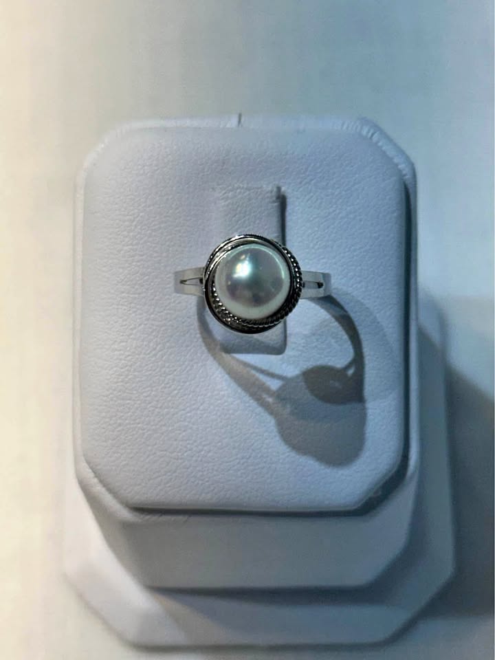 18k White Gold Pearl Ring - Size 5 3/4