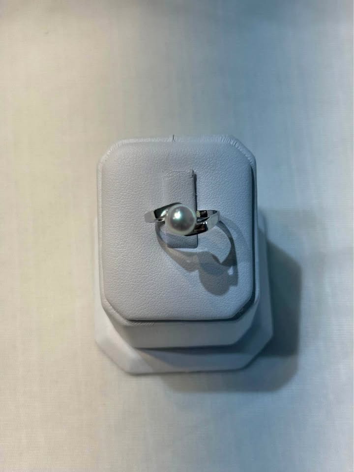 18k White Gold Pearl Ring - Size 6