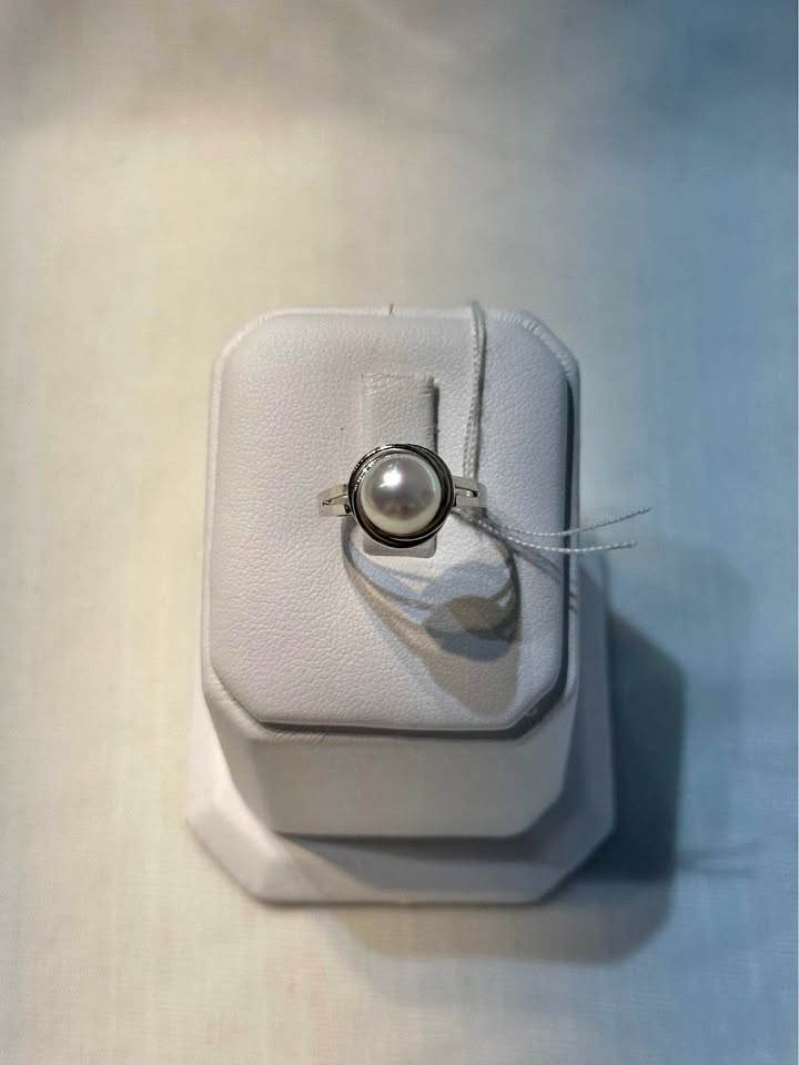 18k White Gold Pearl Ring - Size 5 1/2