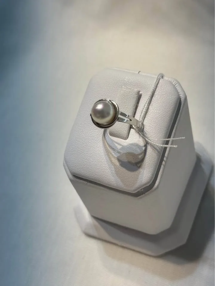 18k White Gold Pearl Ring - Size 5 1/2 image indicator(2)