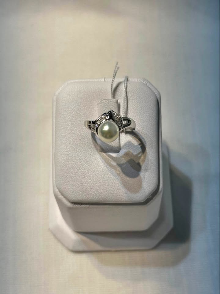 18k White Gold Pearl and Diamond Ring - Size 5 1/2