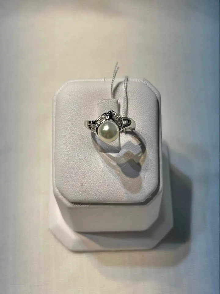 18k White Gold Pearl and Diamond Ring - Size 5 1/2 thumbnail