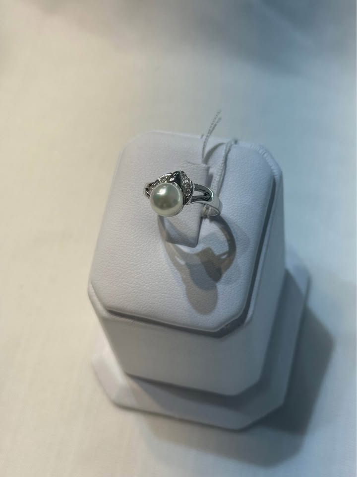 18k White Gold Pearl and Diamond Ring - Size 5 1/2 - photo 2