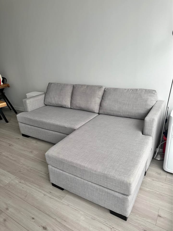 Reversible sectional couch
