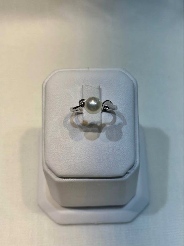 18k Pearl and Diamond Ring - Size 6