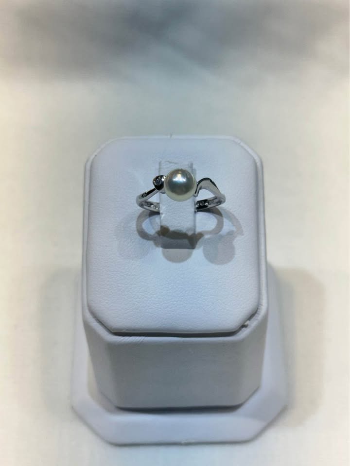 18k Pearl and Diamond Ring - Size 6 - photo 2