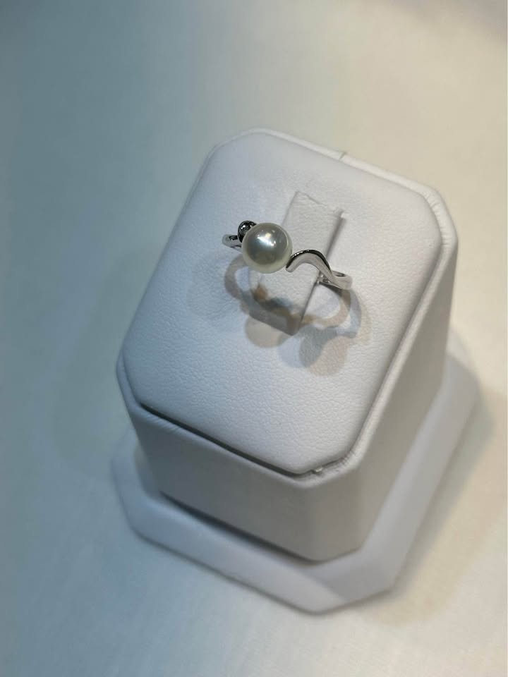 18k Pearl and Diamond Ring - Size 6 - photo 3