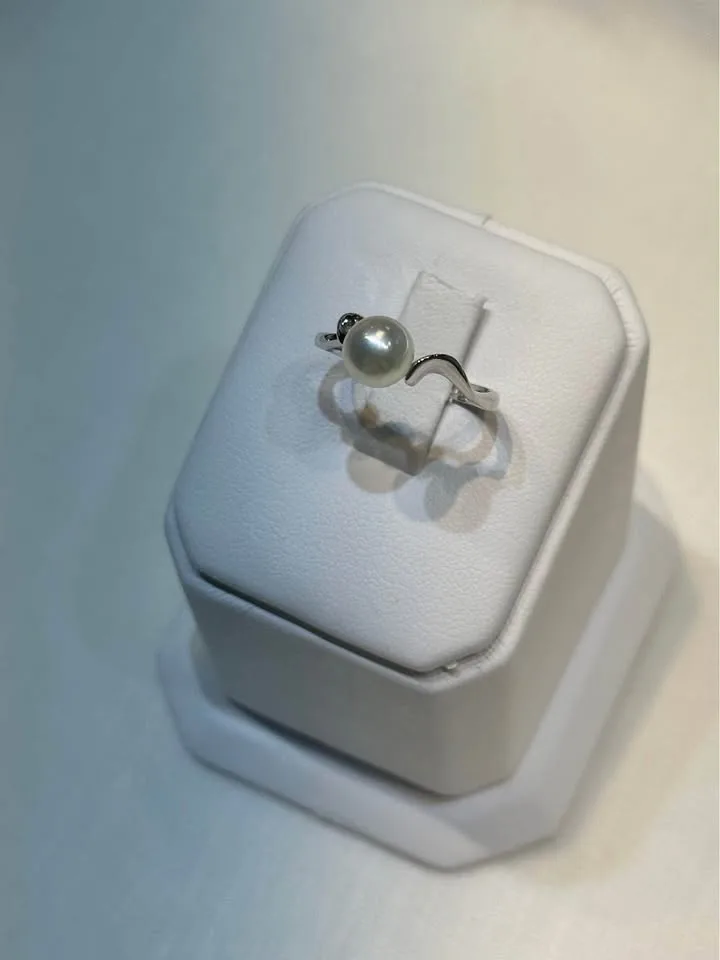 18k Pearl and Diamond Ring - Size 6 image indicator(3)