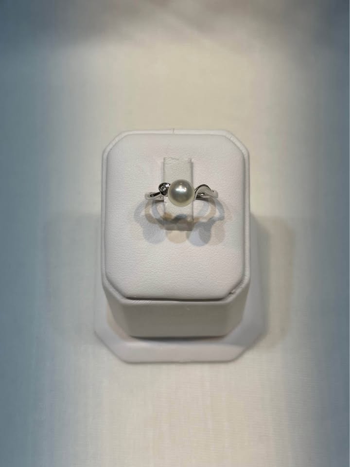 18k Pearl and Diamond Ring - Size 6 - photo 5