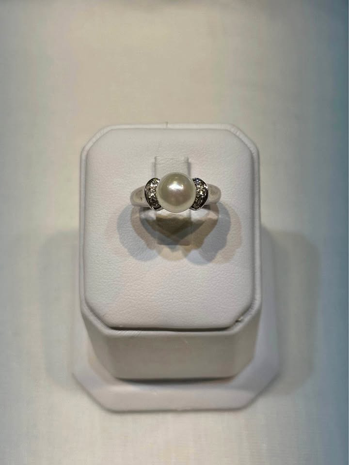 18k White Gold Pearl and Diamond Ring - Size 5 1/4