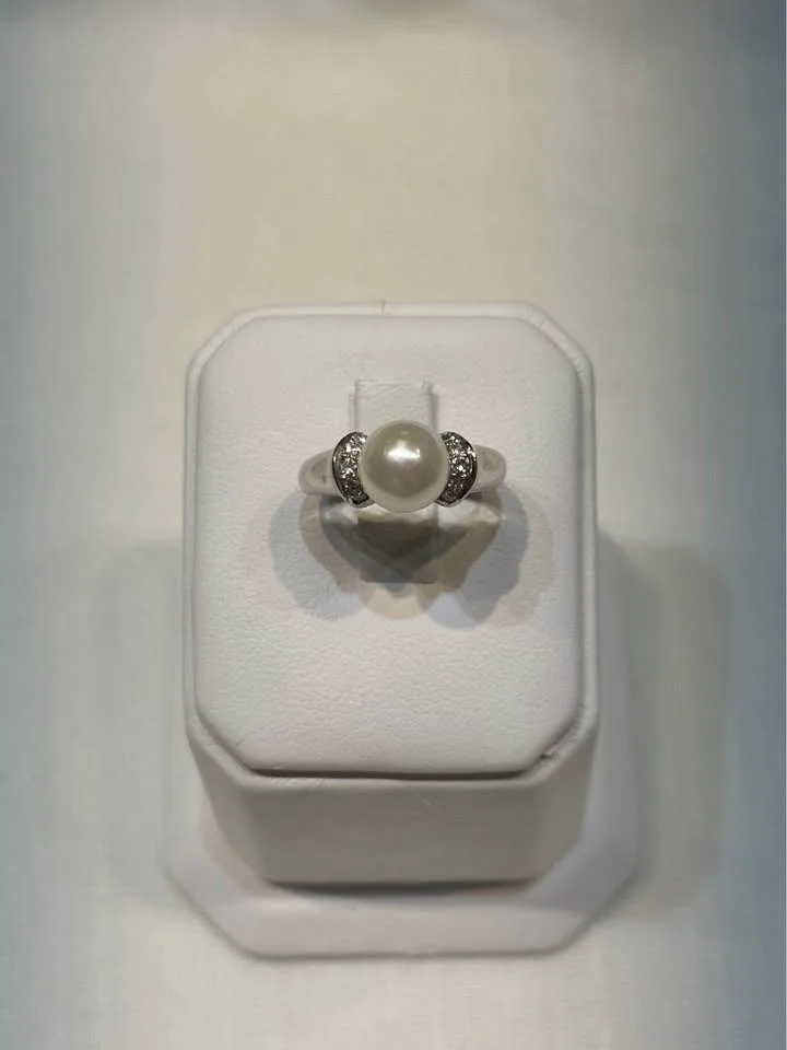 18k White Gold Pearl and Diamond Ring - Size 5 1/4 image indicator(2)