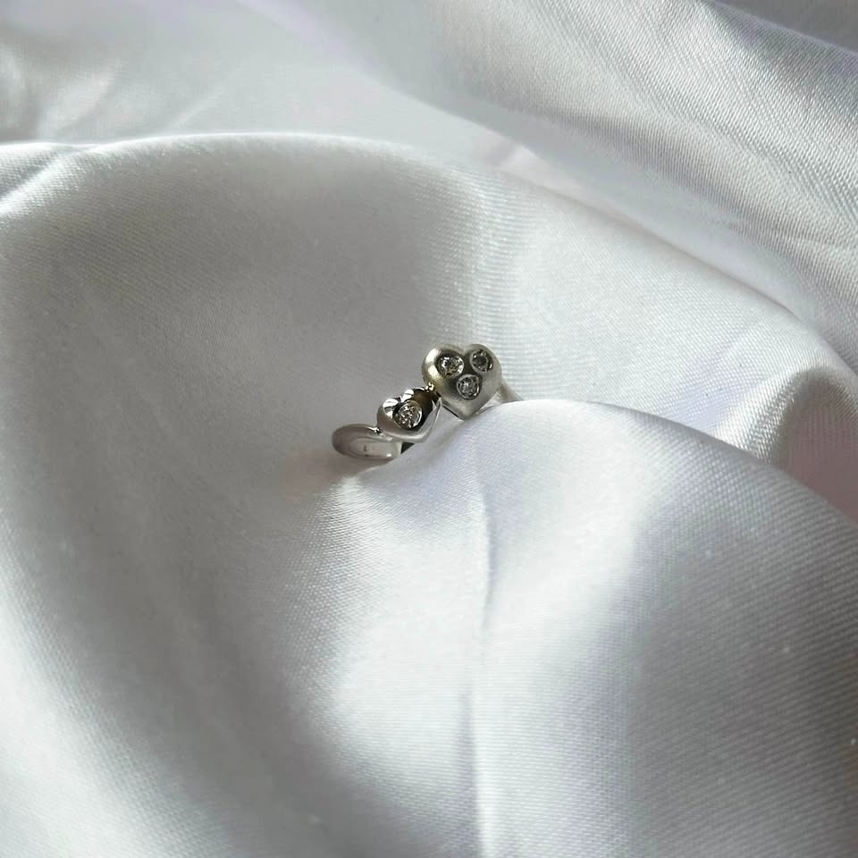 18k solid gold heart diamond ring - Size 4 1/2